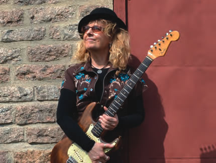 https://windcheckmagazine.com/app/uploads/2019/01/guitarist_debbie_davies-1.jpg