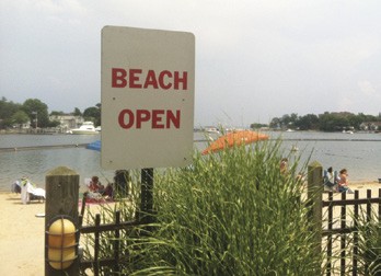 Thanks to the efforts of Save the Sound, beachgoers on Long Island Sound are seeing a growing number of signs like this one in Mamaroneck, NY. © Cameron Okie